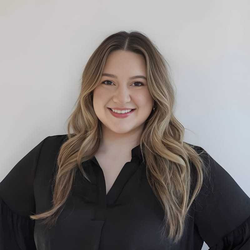 Portrait of Laura Q., a professional stylist at Mouton's Salon, showcasing their expertise and style.
