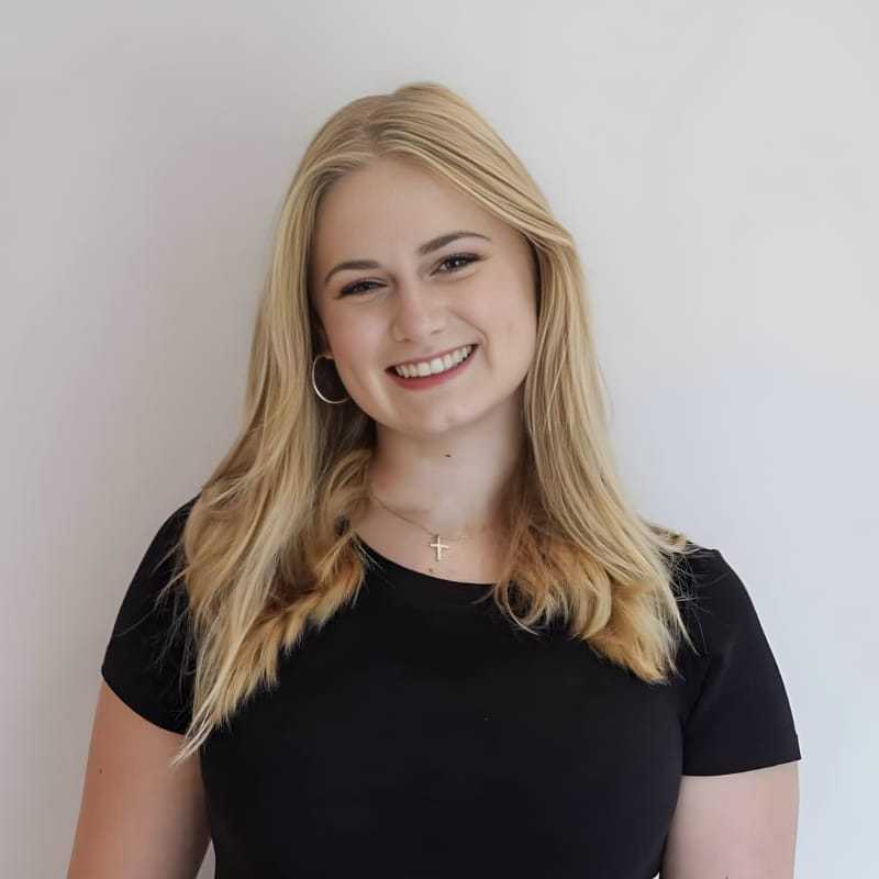 Portrait of Jordyn R., a professional stylist at Mouton's Salon, showcasing their expertise and style.
